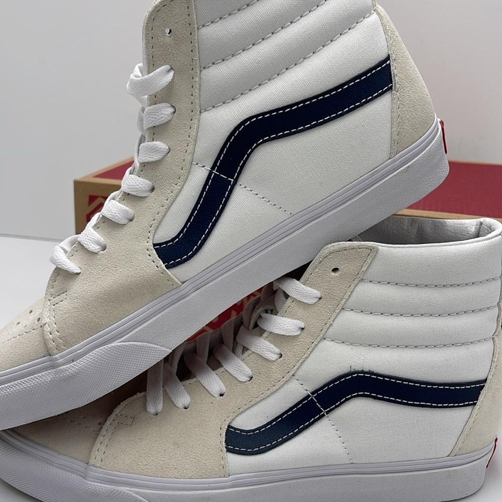 Vans WMNS Sk8-Hi (Classic Sport) Dress Blue
VN0A32QG9YG
White High-Top Sneakers - Picture 14 of 16